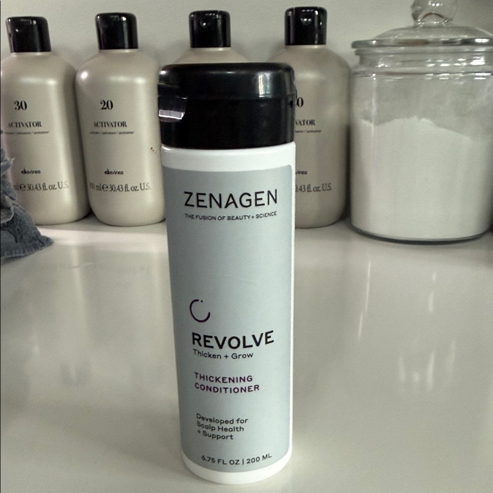 Zena Revolve Thickening Conditioner - Black and White